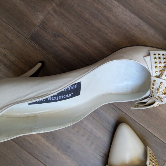 Vintage Stuart Weitzman for Mr. Seymour ivory and gold pumps w/bow size 9.5 - Picture 6 of 6